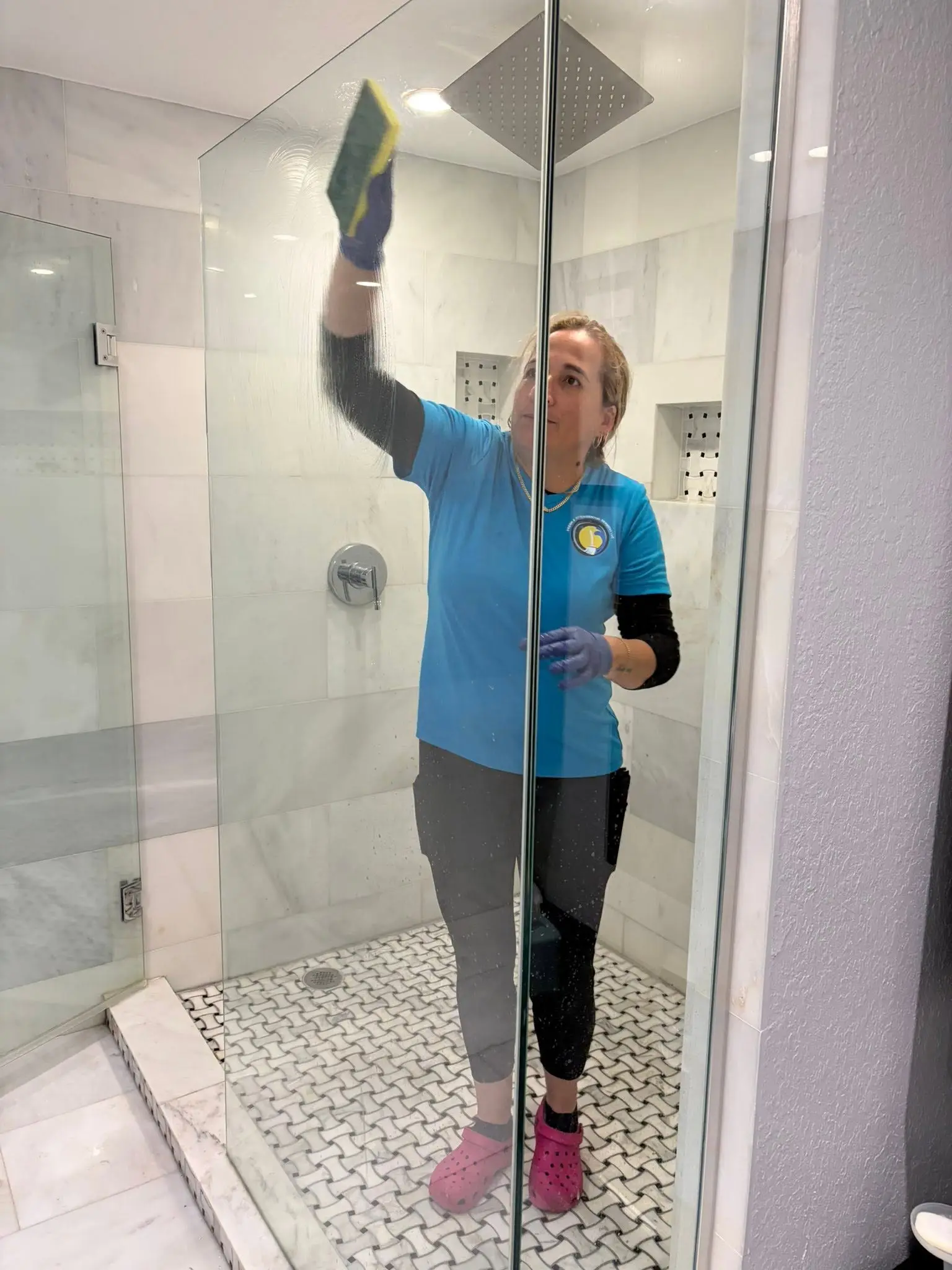 Streak-free shower glass door cleaning in a Palm Harbor bathroom